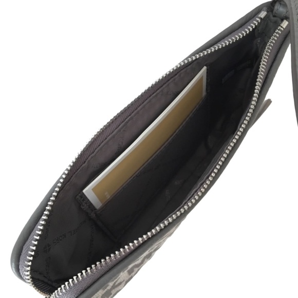 Michael Kors Jet Set Travel Signature Gray Wristlet - Picture 8 of 11